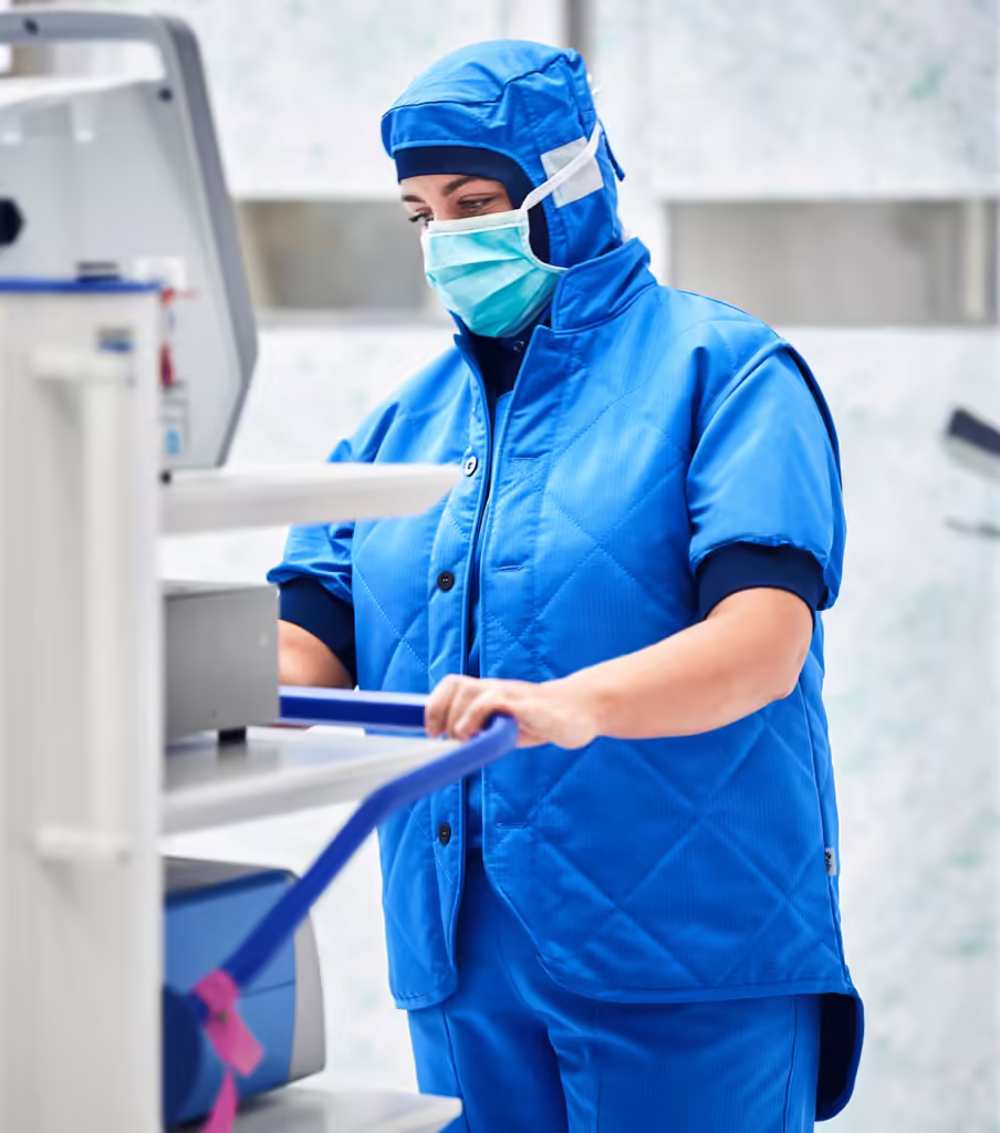 Operationssjuksköterska som kör ett instrument i en operationssal